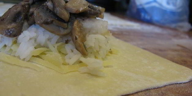 слоеные пирожки с рыбой, грибами и рисом
