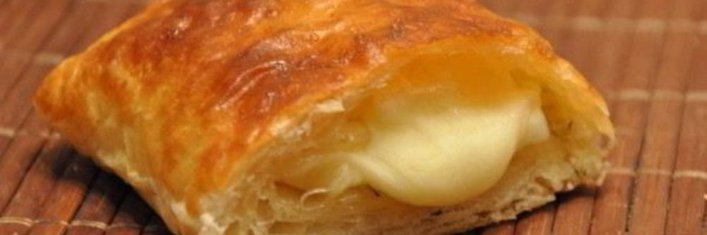 Слоеные пирожки с сыром