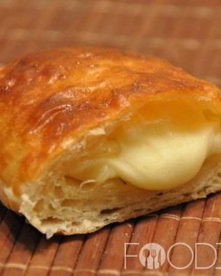 Слоеные пирожки с сыром