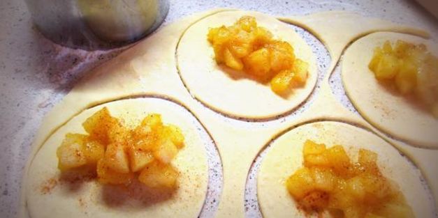 творожные пирожки с яблоком и корицей