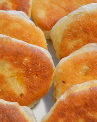 Жареные пирожки с капустой на кислом молоке