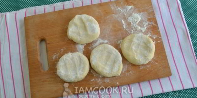 жареные пирожки с яйцом и рисом