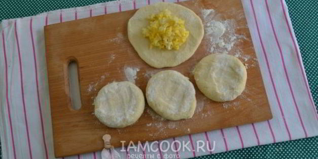 жареные пирожки с яйцом и рисом