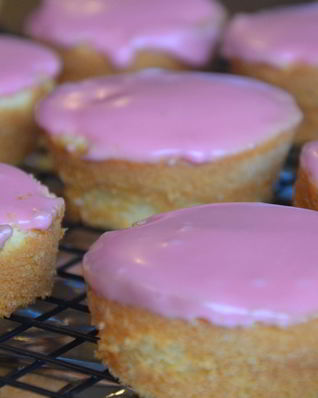 Бисквитные пирожные с малиновой глазурью