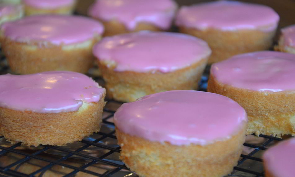 Рецепт бисквитные пирожные с малиновой глазурью
