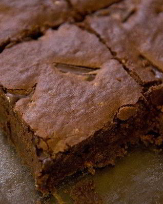 Брауни с миндалем и черносливом