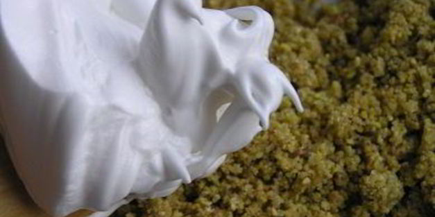 фисташковое пирожное с брусничным семифредо