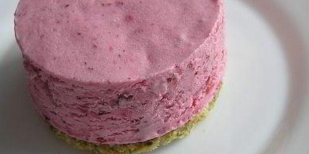 фисташковое пирожное с брусничным семифредо