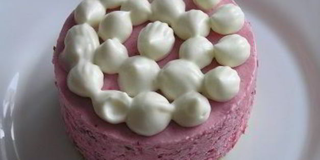 фисташковое пирожное с брусничным семифредо