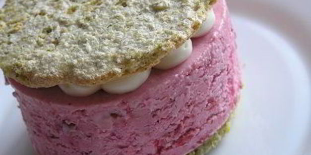 фисташковое пирожное с брусничным семифредо