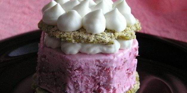 фисташковое пирожное с брусничным семифредо