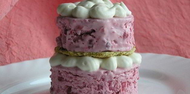 фисташковое пирожное с брусничным семифредо