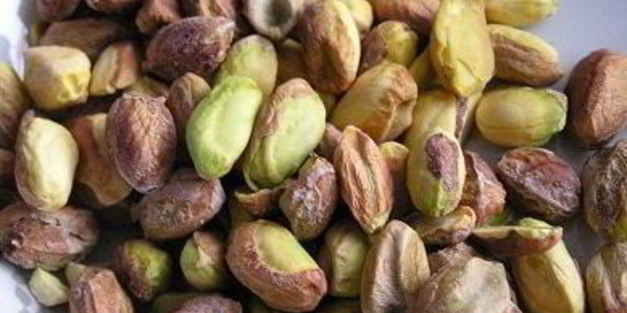 фисташковое пирожное с брусничным семифредо