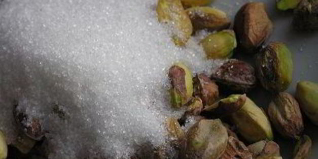 фисташковое пирожное с брусничным семифредо