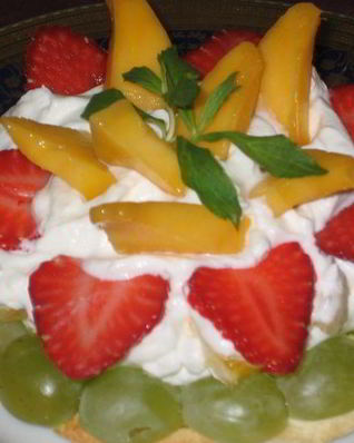 Фруктово-ягодное пирожное с фисташками на лимонно-белковой основе