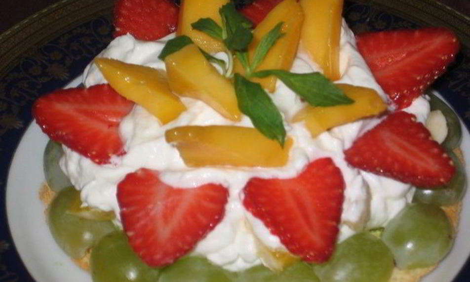 Рецепт фруктово-ягодное пирожное с фисташками на лимонно-белковой основе