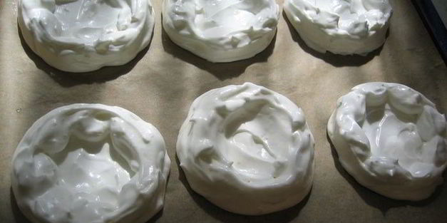 фруктово-ягодное пирожное с фисташками на лимонно-белковой основе