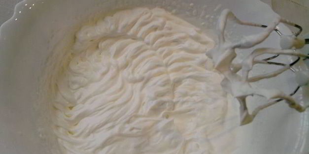 фруктово-ягодное пирожное с фисташками на лимонно-белковой основе