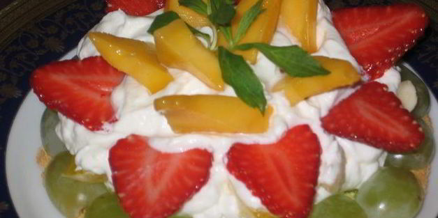 фруктово-ягодное пирожное с фисташками на лимонно-белковой основе