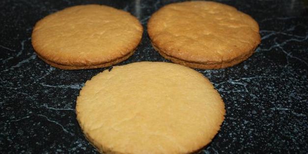 клубнично-сливочное пирожное