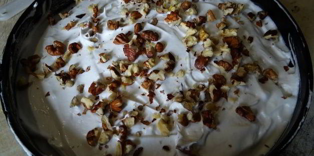 лимонное пирожное софи лорен с грецкими орехами, изюмом и безе