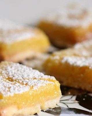 Лимонные пирожные с кедровым орехом