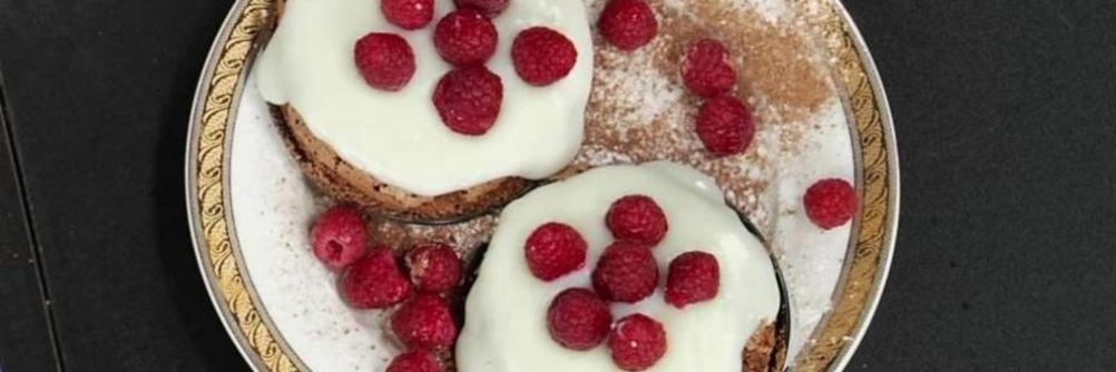 Миндальные пирожные с малиной