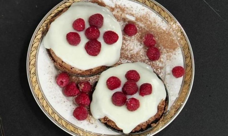 Рецепт миндальные пирожные с малиной