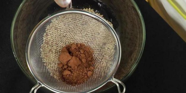 миндальные пирожные с малиной