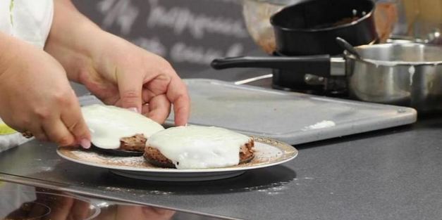 миндальные пирожные с малиной