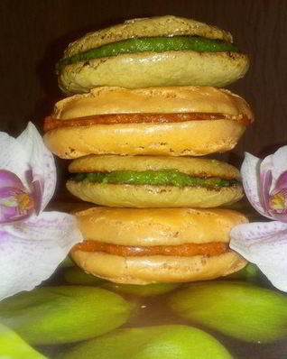 Миндальные пирожные с творожно-марципановой прослойкой