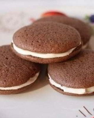 Нежные шоколадные пирожные с ванильным кремом