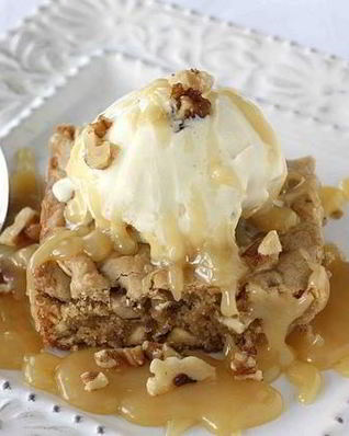 Ореховые пирожные со сливочным соусом