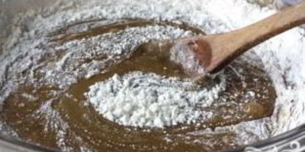 ореховые пирожные со сливочным соусом