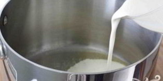 ореховые пирожные со сливочным соусом