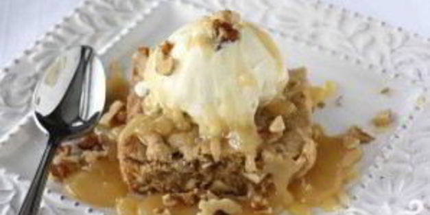 ореховые пирожные со сливочным соусом