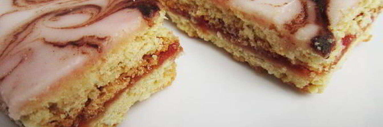 Песочное пирожное глазированное помадой