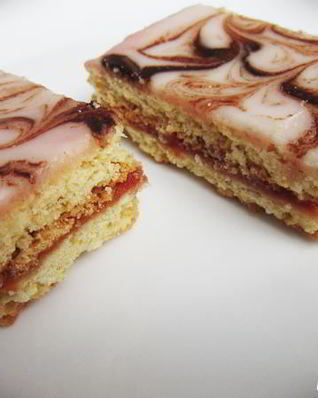 Песочное пирожное глазированное помадой