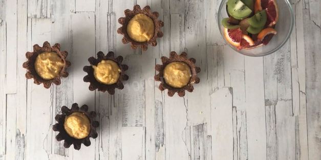 песочные корзиночки с фруктами пирожные