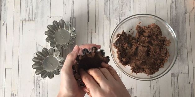 песочные корзиночки с фруктами пирожные