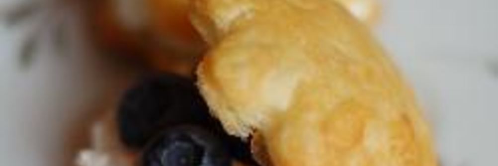 Пирожное из слоеного теста с ягодами