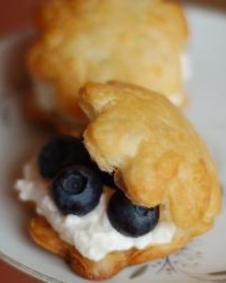 Пирожное из слоеного теста с ягодами