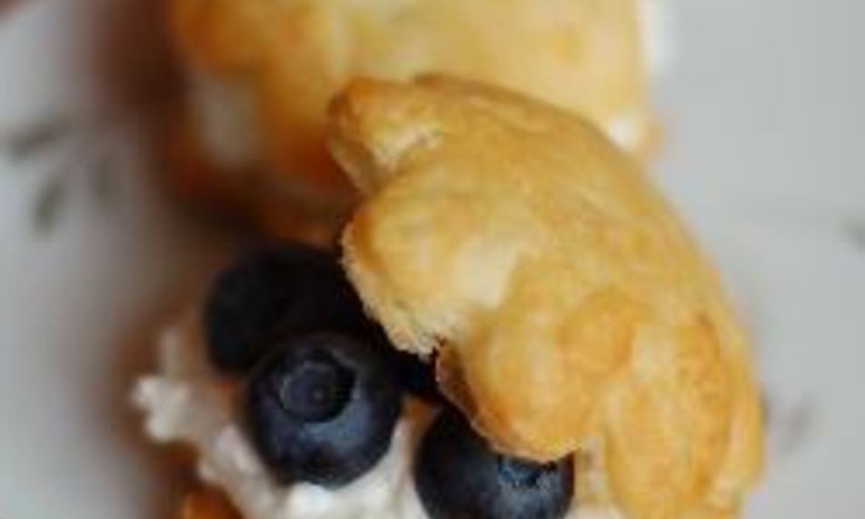 Рецепт пирожное из слоеного теста с ягодами