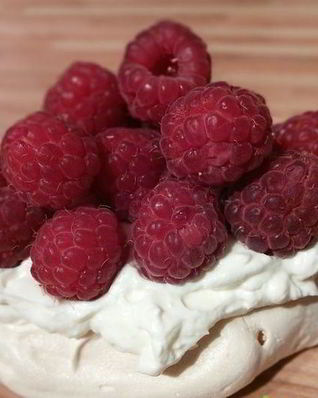 Пирожное Павлова со свежими ягодами