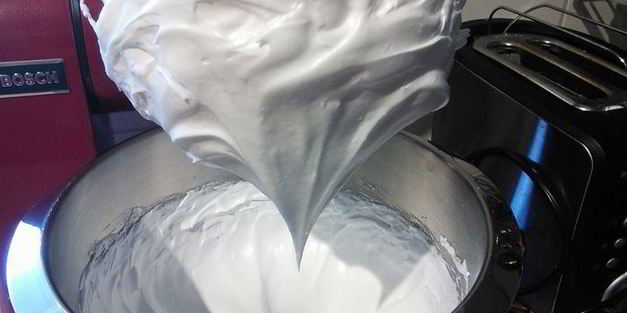 пирожное павлова со свежими ягодами