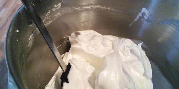 пирожное павлова со свежими ягодами