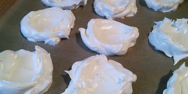 пирожное павлова со свежими ягодами