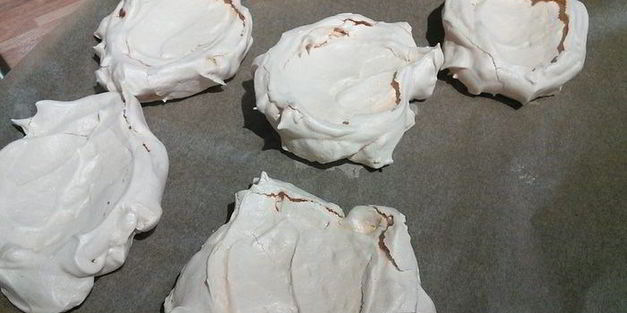 пирожное павлова со свежими ягодами