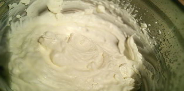 пирожное павлова со свежими ягодами