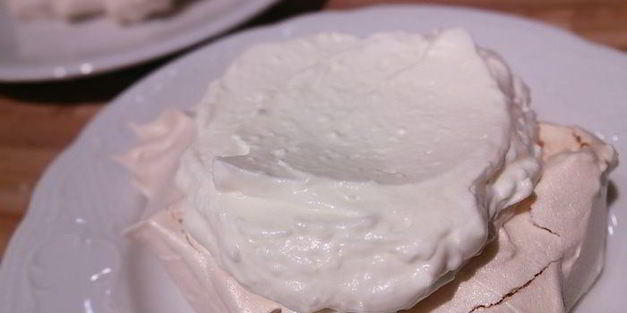 пирожное павлова со свежими ягодами